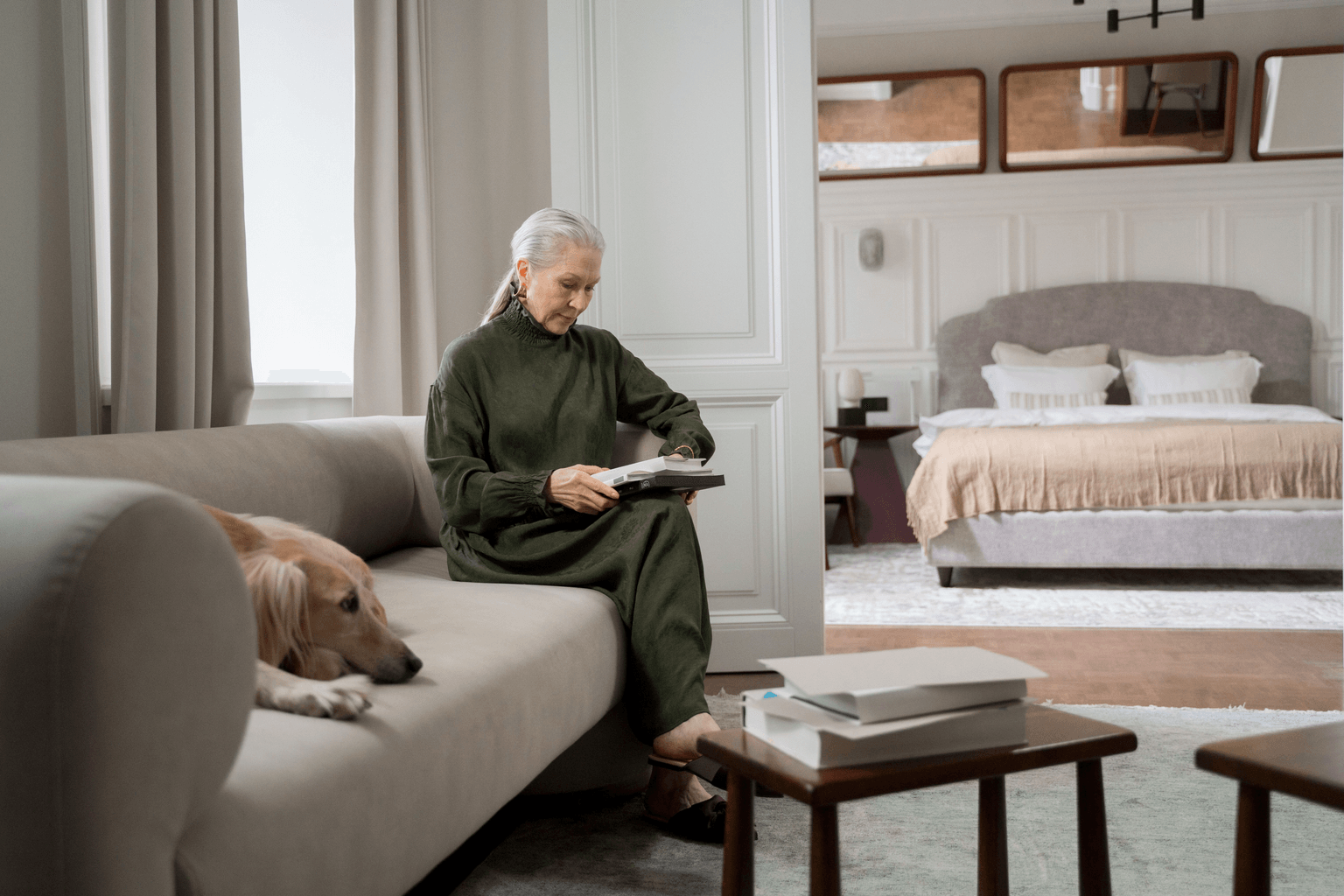 Chambre d'une personne âgée à son domicile, lit accessible des deux côtés, lumière du jour