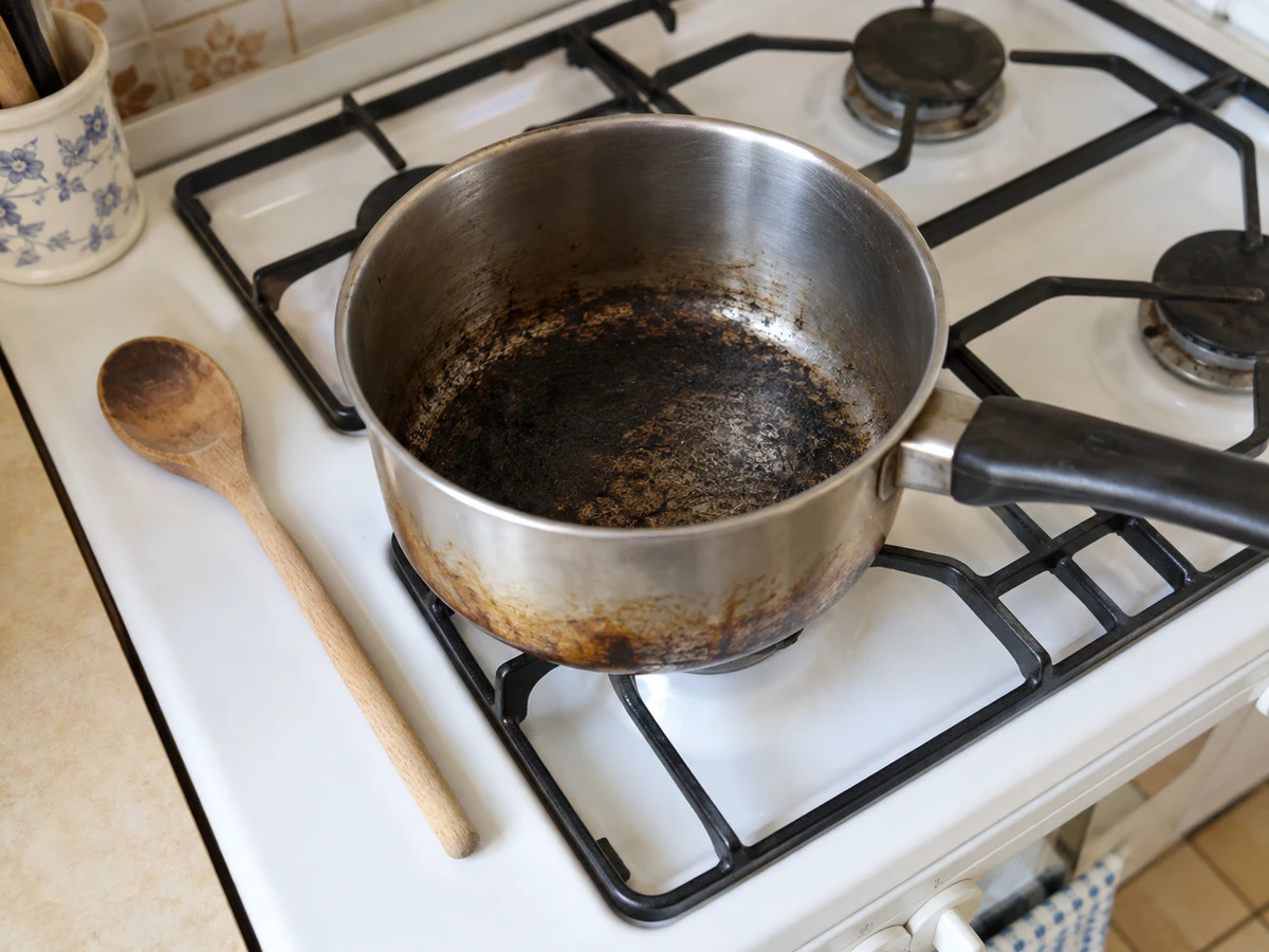 Une casserole brûlée à sec : photo