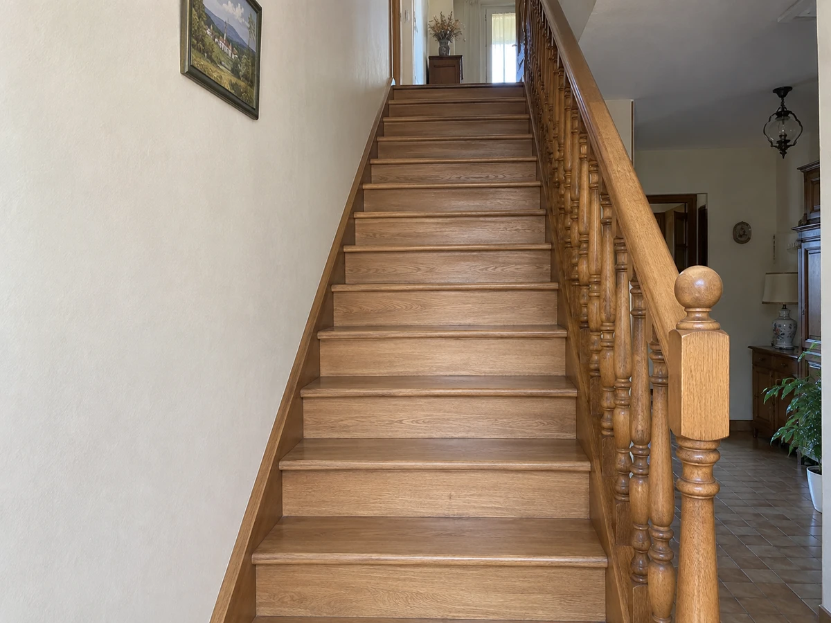 Un escalier avec une rampe d'un seul côté : photo