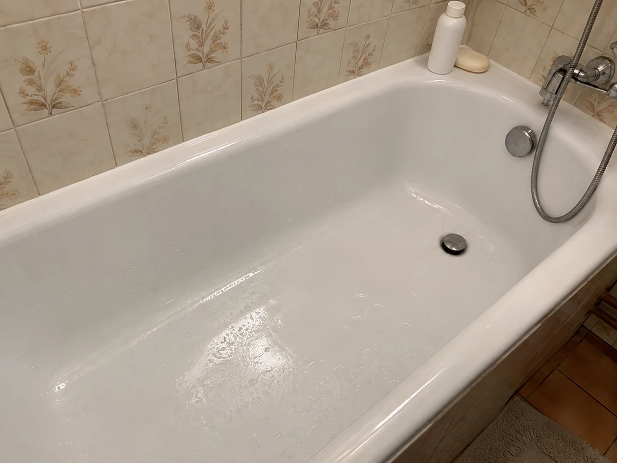Un fond de baignoire lisse, sans tapis : photo
