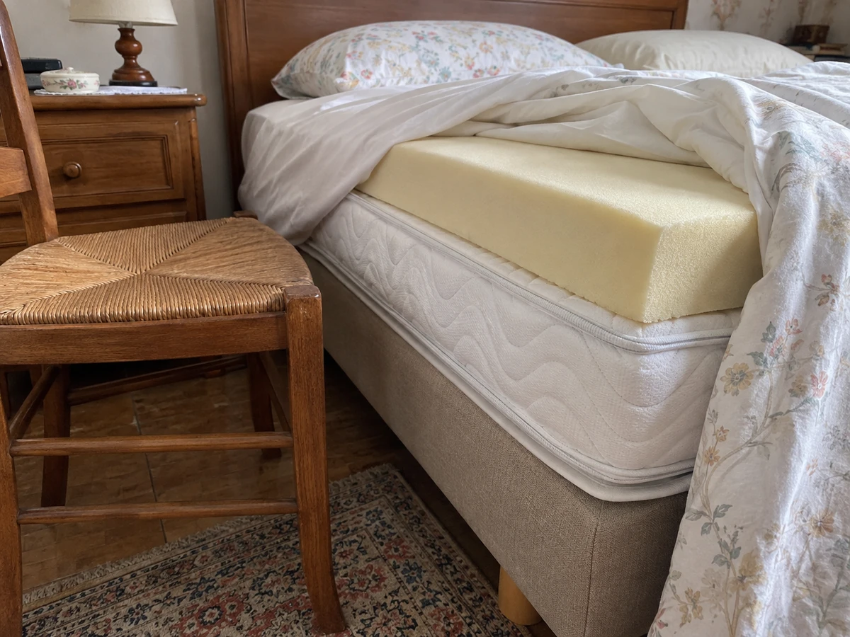 Un surmatelas épais : lit trop haut, bord qui s'enfonce : photo